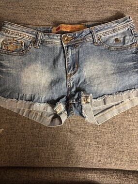 Apple Bottoms Denim Shorts Women’s 9/10 Light Wash Raw Hem Y2K Jean Shorts